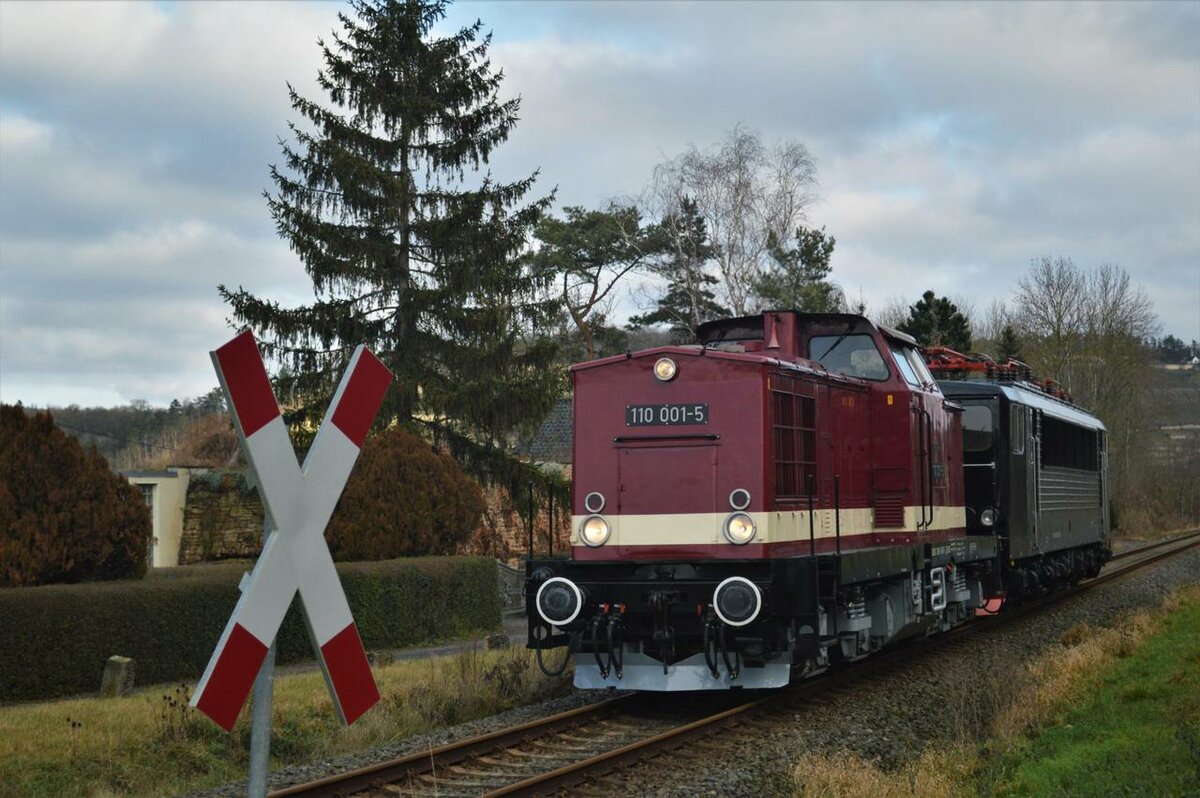 Am 10.12.2021 überführte die EBS 110 001-5 die frisch lackierte EBS 155 239-7 nach Karsdorf. Hier ist der Lokzug in Balgstädt unterwegs. (Foto: dampflok015)