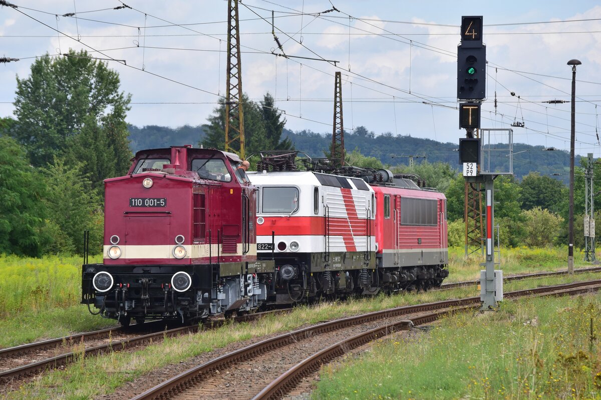 Am 11.08.2021 rangiert die EBS 110 001-5 die EBS 143 822-4 und die FWK 155 119-1 in Naumburg (S) Hbf. (Foto: Dennis Fiedler)