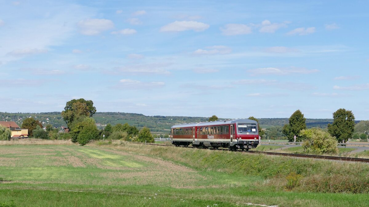 Am 11.09.2026 war die Wipperliese CLR zu Gast auf der #Unstrutbahn. Der 628 227 brachte Besucher aus Wippra zum Freyburger Winzerfest und ist hier nach einem kurzen Abstecher nach Laucha (U) bei Kleinjena unterwegs in die Abstellung nach Naumburg (S) Hbf.  (Foto: Bahnbilder an Saale und Unstrut) 