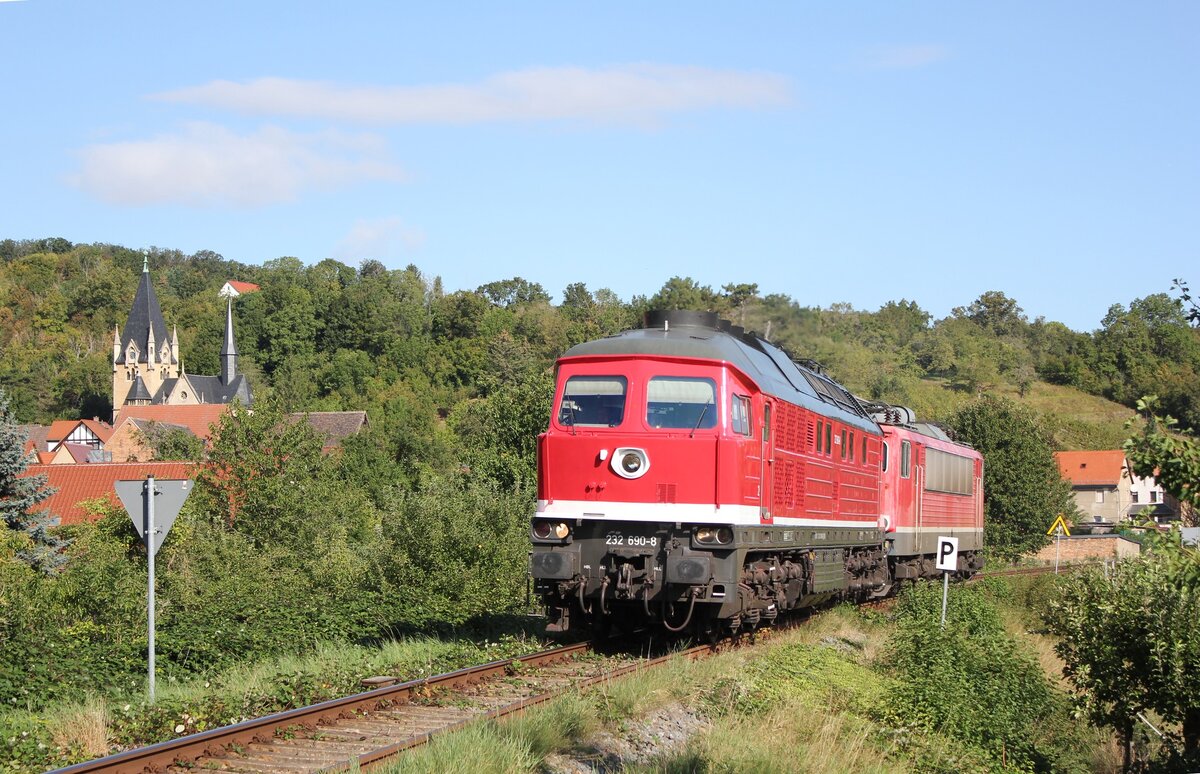 Am 12.09.2024 überführte die frisch lackierte EBS 232 290-8 bei Roßbach eine FWK 155 von Karsdorf nach Naumburg (S) Hbf. (Foto: Wolfgang Krolop)