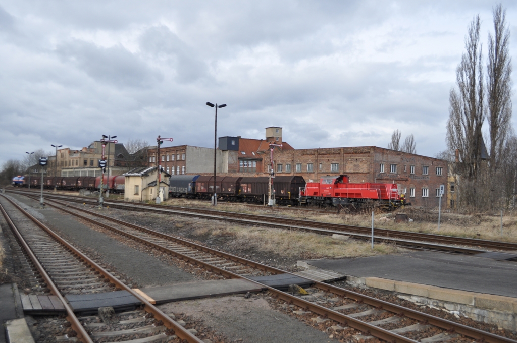 Am 13.02.2014 rollte Northrail 260 502 mit einer kurzen Übergabe durch Zeitz Pbf in 
Richtung Güterbahnhof. (Foto: Holzeisenbahner)