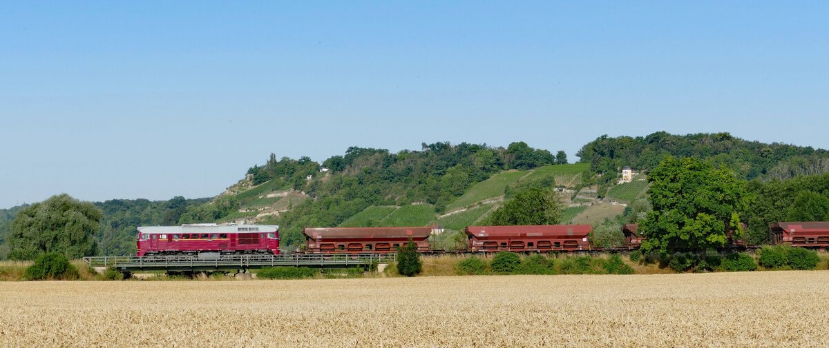 Am 13.07.2026 war die EBS V200 507 auf der Unstrutbahn in Ro�bach mit einem Leerzug aus Karsdorf zur Beladung im Quarzporphyrbruch L�ptitz unterwegs. (Foto: Wolfgang Krolop)
