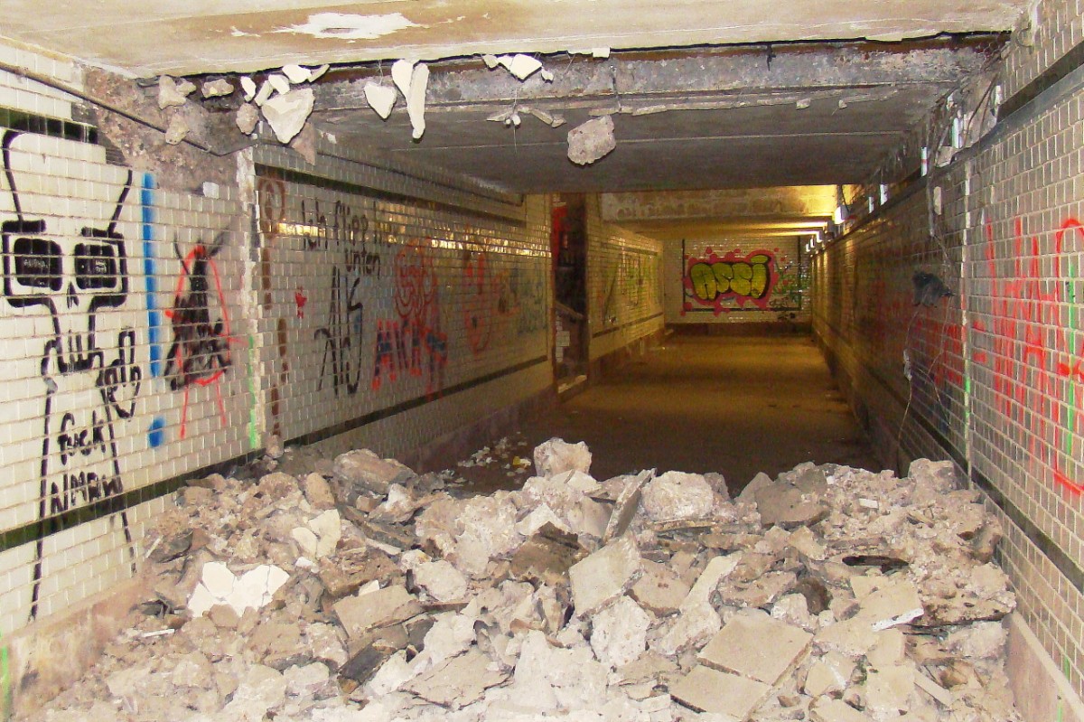 Am 13.10.2015 dokumentierte Günther Göbel die teilweise Zuschüttung der Lauchaer Bahnhofsunterführung. Zukünftig wird der mittlere Teil nicht mehr begehbar sein.