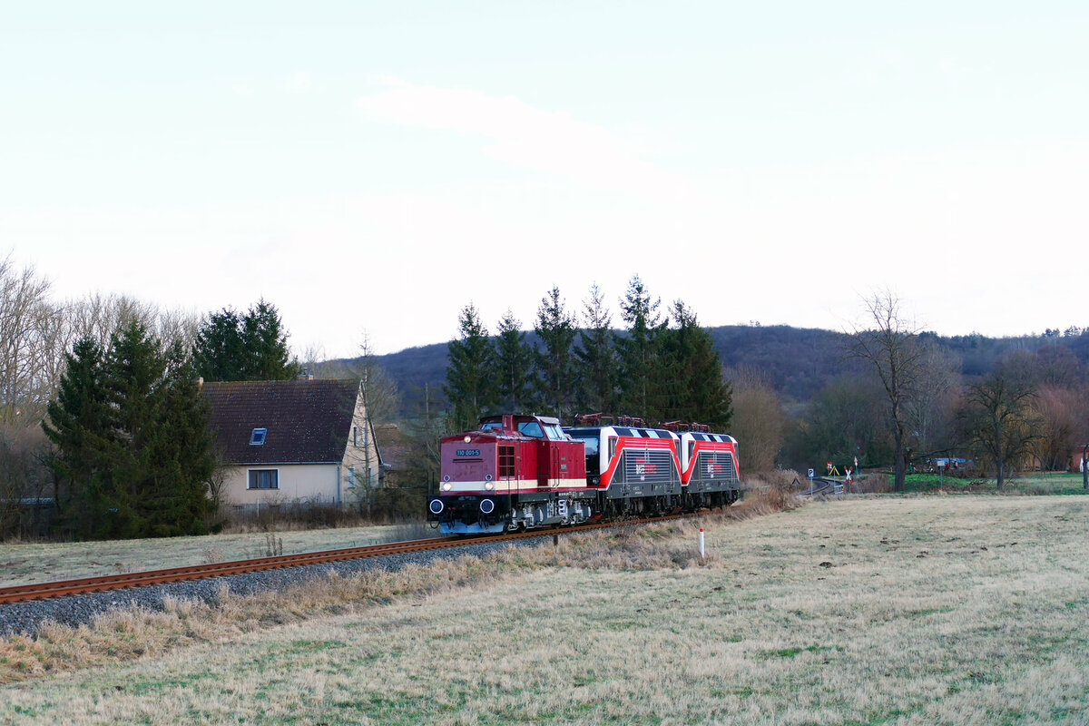 Am 14.01.2022 überführte die EBS 110 001-5 die FWK 143 056-0 und die FWK 143 124-6 von Naumburg Hbf nach Karsdorf. Hier ist der Lokzug bei Balgstädt unterwegs. (Foto: Wolfgang Krolop)
