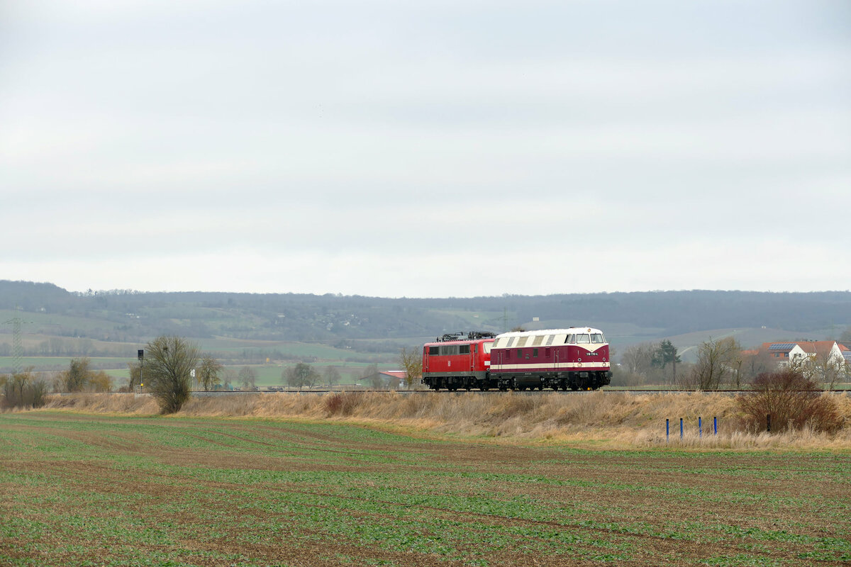 Am 14.01.2022 überführte die EBS 118 719-4 die DB 111 185-5 vom DB Stillstandsmanagement in Karsdorf nach Naumburg Hbf. Hier ist der Lokzug bei Kleinjena unterwegs. (Foto: Wolfgang Krolop)