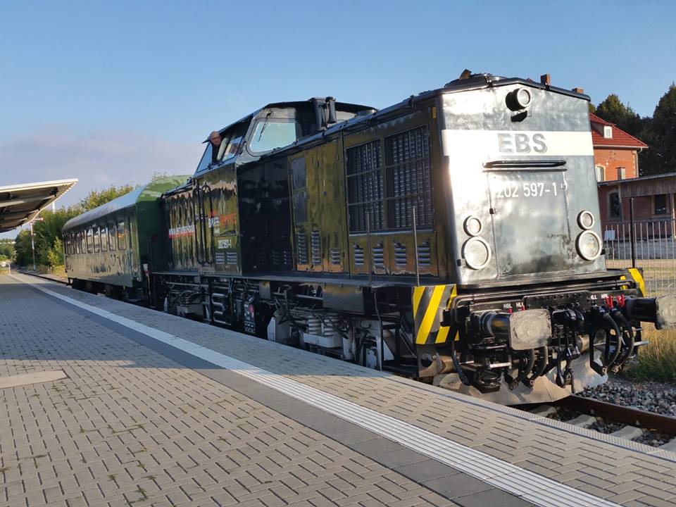 Am 14.08.2018 war die EBS 202 597-1 in Laucha mit einem Bghw-Wagen in Richtung Naumburg unterwegs.
