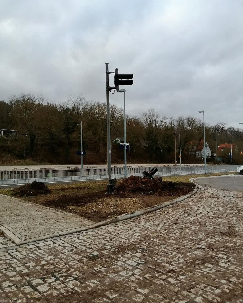 Am 15.01.2022 haben einge Mitglieder der IG Unstrutbahn e.V, das erste EZMG-Signal für den zukünftigen kleinen Signalpark am Bahnhof Nebra installiert.