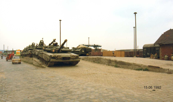 Am 15.06.1992 konnte Gunter Heineck am Naumburger Ostbahnhof eine Panzerverladung auf Güterwagen bildlich feshalten. 