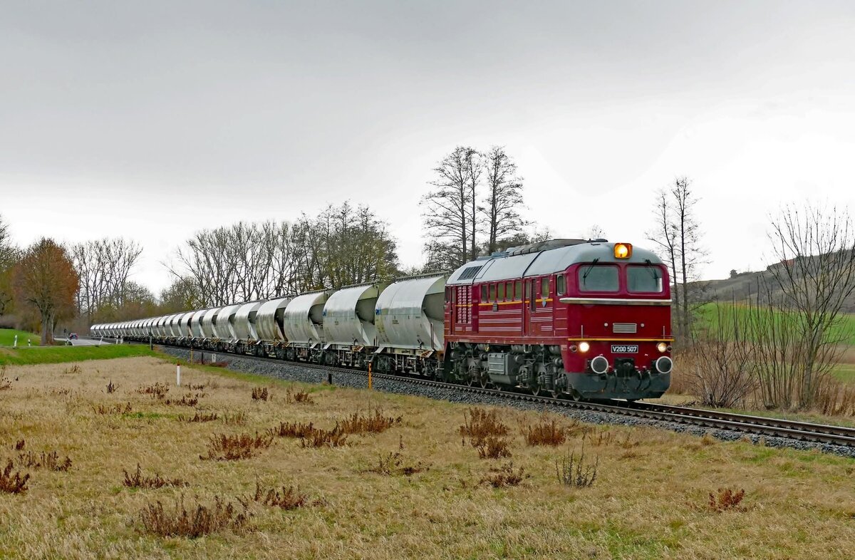 Am 16.03.2026 war die EBS V200 507 auf der Unstrutbahn bei Balgst�dt mit Zement aus Karsdorf Richtung Naumburg (S) unterwegs. Ziel war Polen. (Foto: Wolfgang Krolop)