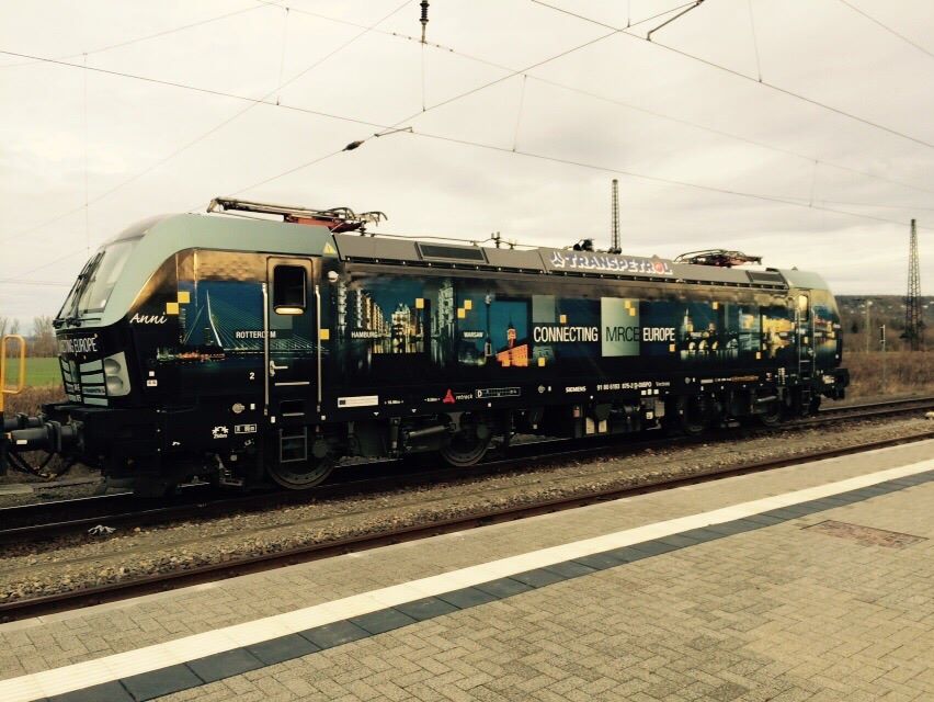 Am 16.12.2014 überführte die Transpetrol 193 875-2  Anni  einen Triebwagen und machte dabei kurz Pause in Naumburg Hbf. (Foto: Wolfgang Krolop)