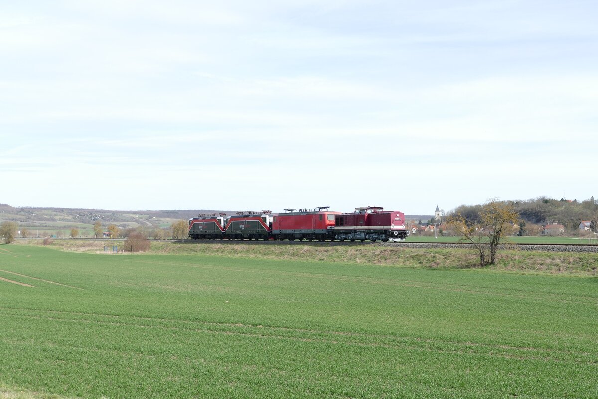 Am 17.03.2023 überführte die EBS 110 001-5 drei Loks der BR 143 bei Kleinjena von Karsdorf nach Naumburg (S) Hbf. (Foto: Wolfgang Krolop)