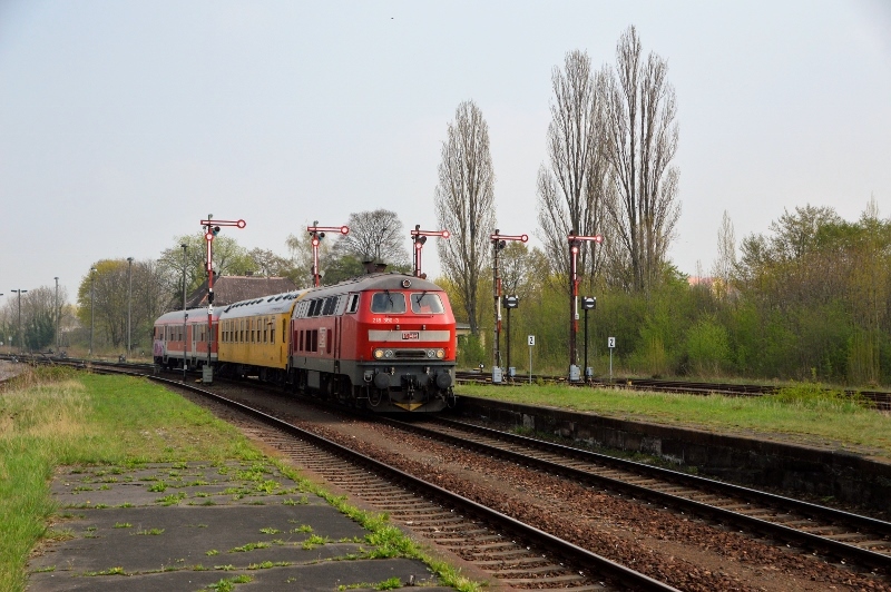 Am 17.04.2018 war auf der Srecke Leipzig - Gera - Saalfeld ein Messzug unterwegs.
MEG 218 390-3 hat den DbZ 91825 Leipzig-Leutzsch - Saalfeld (Saale) am Haken und 
passiert am 17.04.2018 Zeitz Pbf.