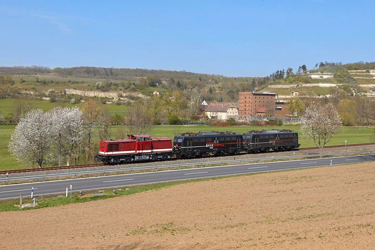 Am 17.4.2020 brachte die EBS 110 001-5 zwei 140er der EBS nach Karsdorf. Daniel Berg fotografierte den Lokzug bei Balgstädt gegenüber der Mühle Zeddenbach.