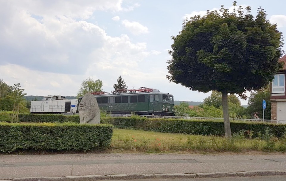 Am 18.07.2019 war die PRESS 203 051-8 mit der 142 001-7 in Laucha in Richtung Naumburg unterwegs. (Foto: Karolin Thomas)