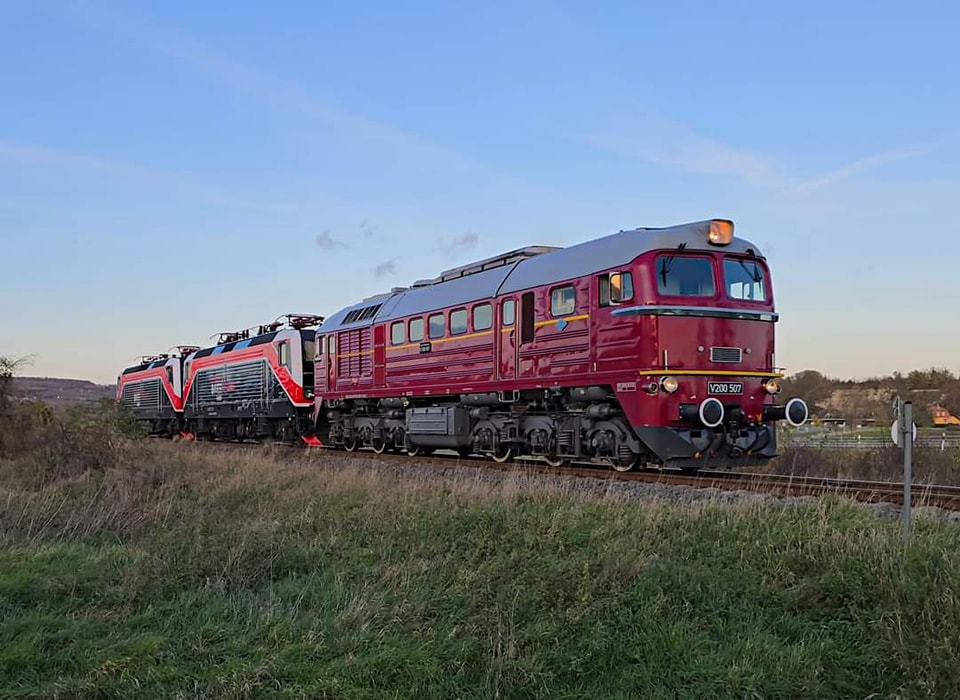 Am 18.11.2024 war die EBS V200 507 mit der FWK 143 124 & 143 056 auf der Unstrutbahn in Kleinjena nach Naumburg (S) Hbf unterwegs. (Foto: Maik Köhler)