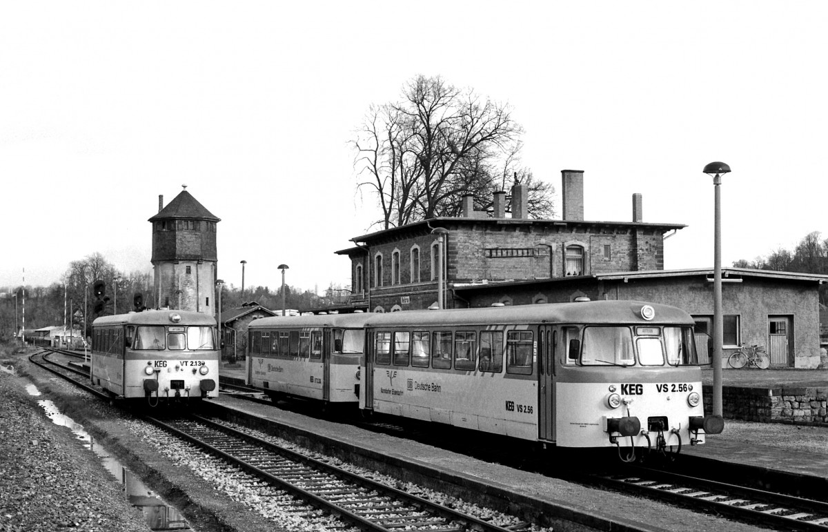 Am 19.02.1996 stand der KEG VT 2.13 als RB nach Artern und der KEG VT 2.20 zusammen mit dem VS 2.56 als RB nach Naumburg (S) Hbf im Bahnhof Nebra. (Foto: Dieter Riehemann)