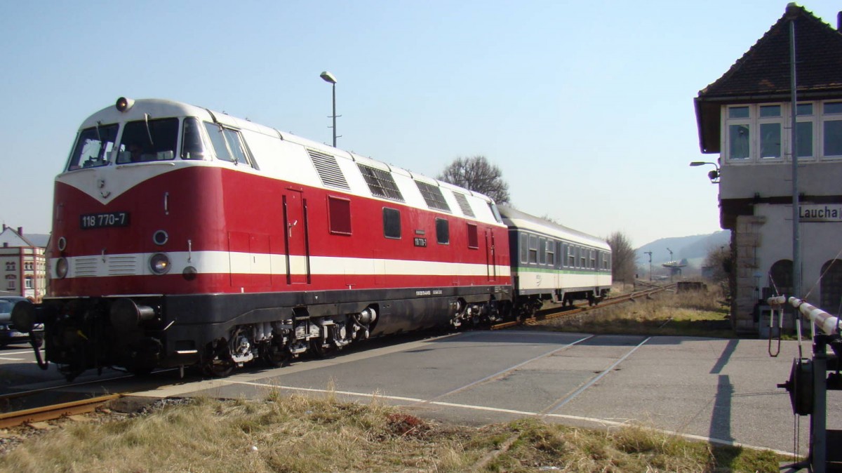 Am 19.03.2015 war die 118 770-7 der IG Dampflok 58 3047 e.V. mit einem IntEgro 2. Klasse Wagen während einer privaten Sonderfahrt auf der Unstrutbahn unterwegs. Günther Göbel fotografierte die Ausfahrt in Laucha in Richtung Karsdorf.