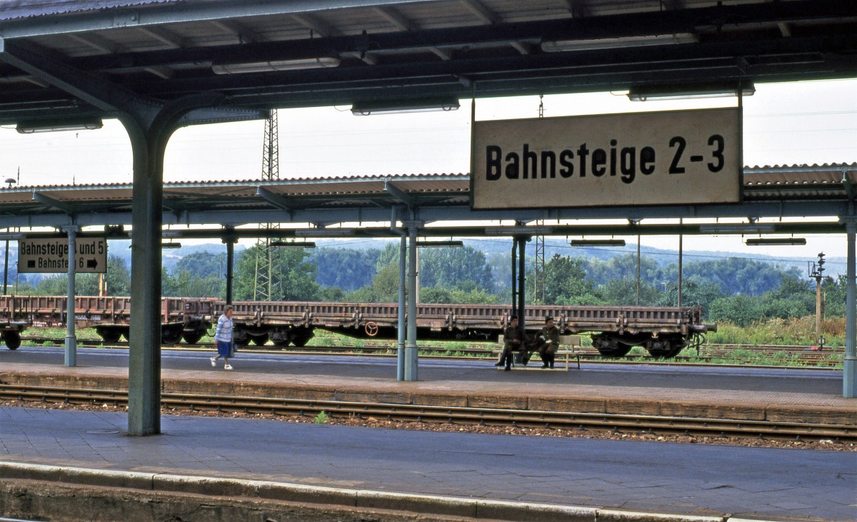 Am 19.08.1990 warten sowjetische Soldaten in Naumburg Hbf auf ihren Zug. (Andreas Rossel)