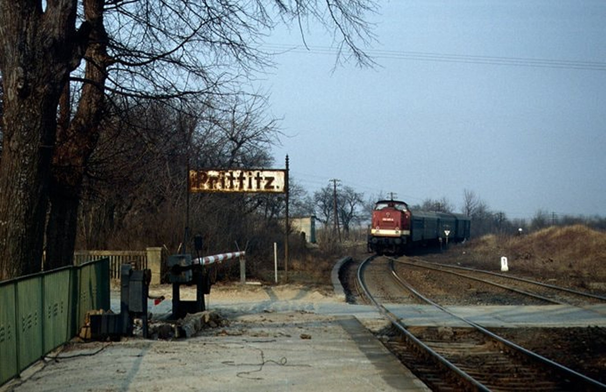 Am 20.02.1994 erreicht diese V100 neun Kilometer nach dem Start in Weißenfels mit ihrem P 6463 nach Zeitz den Bahnhof Prittitz pünktlich. (Foto: Biesdorfer83)