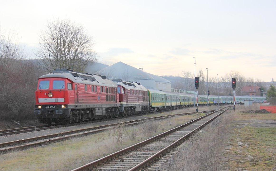 Am 20.02.2019 erreichte die EBS 241 253-2 mit einer EBS 232, sowie zahlreichen ehem. GYSEV Zrt Wagen den ehem. Bahnhof Karsdorf. (Foto: Wolfgang Krolop)