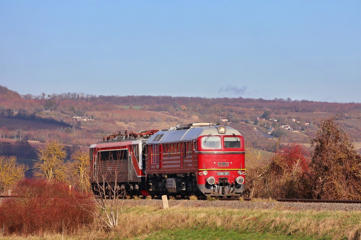 Am 21.11.2025 überführte die V200 507 vom Erfurter Bahnservice die 155 239 über die Unstrutbahn von Karsdorf nach Naumburg (S) Hbf. Die Aufnahme zeigt den Zug bei Kleinjena. (Foto: Tom Klötzer)