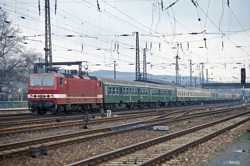 Am 22.03.1991 hatte die DR 243 260-7 mit dem D 634 von Erfurt Hbf nach Rostock Einfahrt in Naumburg Hbf. (Foto: Ingmar Weidig)