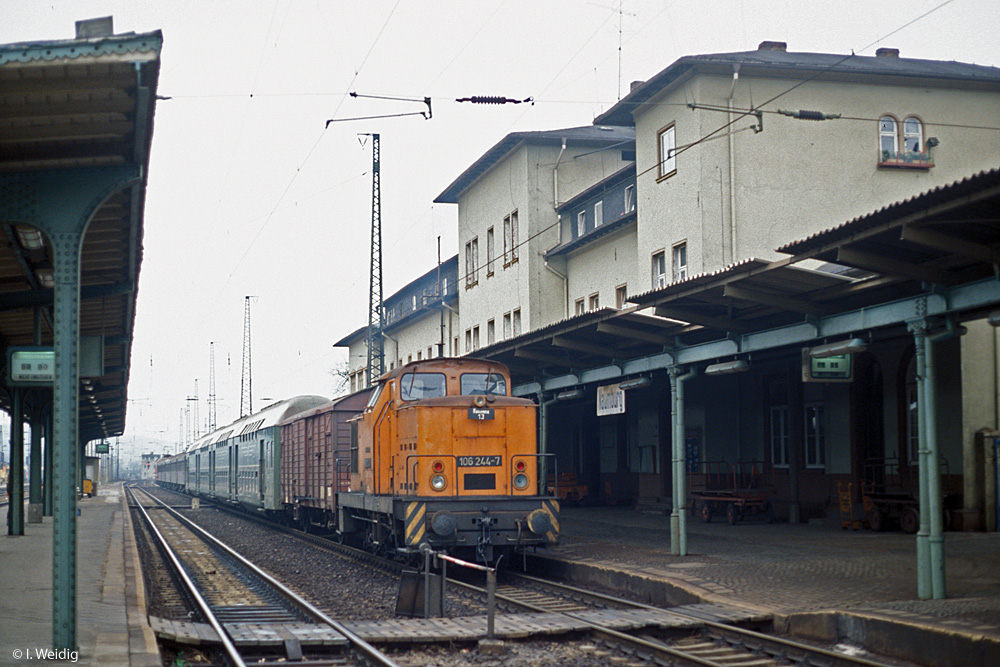Am 22.03.1991 rangierte in Naumburg Hauptbahnhof die DR 106 244-7  Ravenna 13  einen Gepäckwagen an den am Bahnsteig 1 haltenden P 3554 von Bad Kösen nach Halle (S) Hbf. (Foto: Ingmar Weidig)
