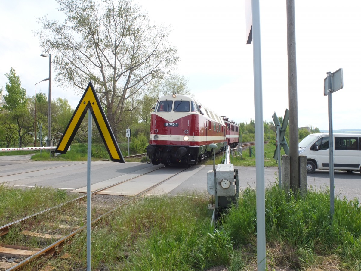 Am 22.04.2014 drückt die EBS 118 757-3 die EBS 142 110-6 in den Anschluss der EBS in Karsdorf. (Foto: Heiko Kern)