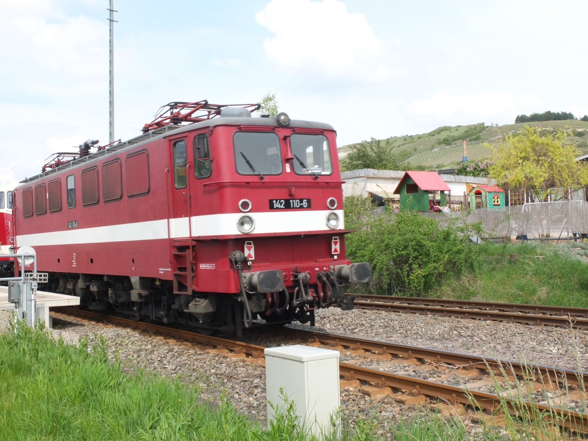 Am 22.04.2014 wurde die EBS 142 110-6 von der EBS 118 757-3 nach Karsdorf gebracht und anschließend in den Anschluss der EBS in Karsdorf geschoben. (Foto: Heiko Kern)