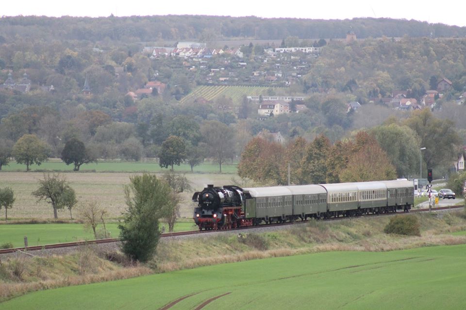 Am 22.10.2017 verkehrte die IGE Werrabahn-Eisenach 41 1144-9 mit dem  Rotkäppchen-Express II  von Eisenach über Camburg nach Freyburg. Max Berger fotografierte den Zug bei Kleinjena.