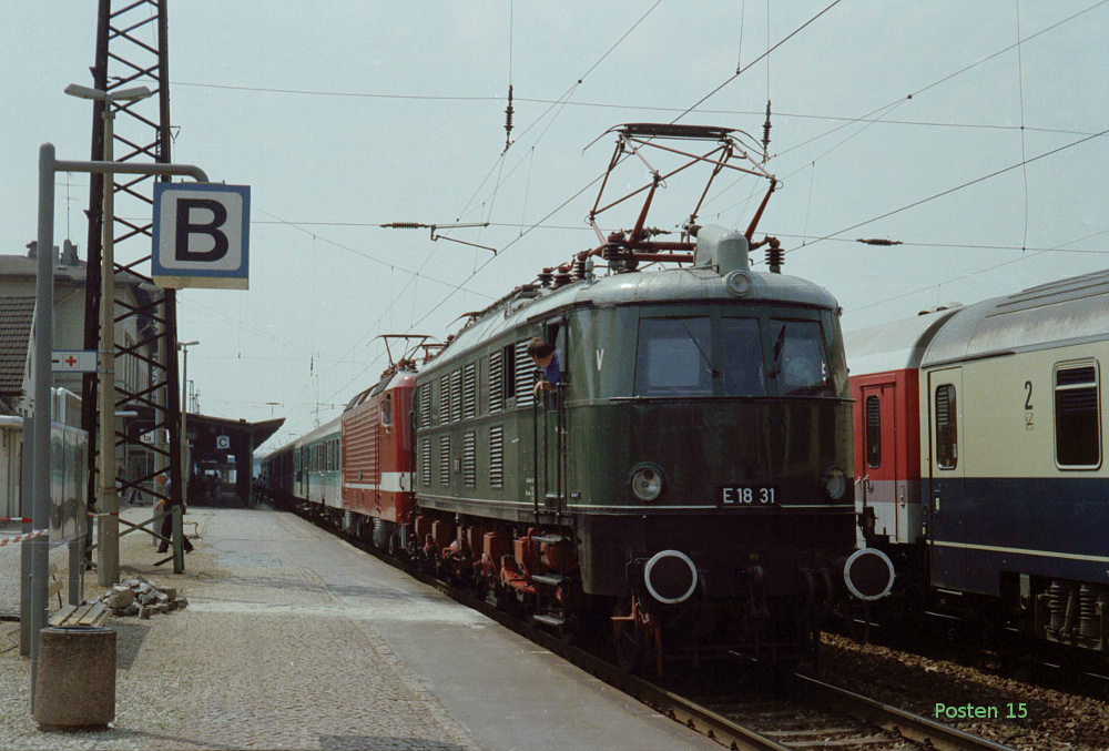 Am 23.06.1993 war die DR E 18 31 (204 831-2) w�hrend einer Schulungsfahrt als Vorspannlok mit einer RB von Eisenach nach Halle (S) Hbf unterwegs. J�rg Berthold fotografierte sie beim Halt in Naumburg (S) Hbf.