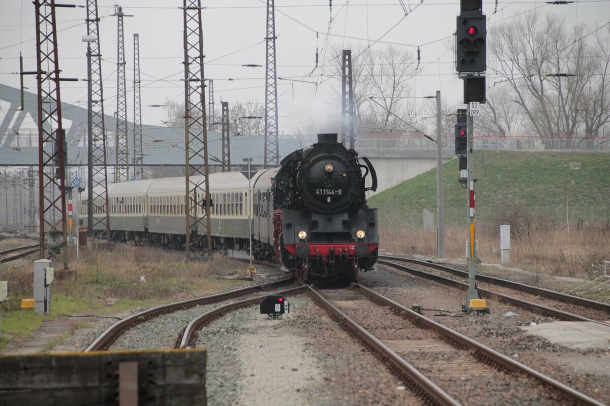 Am 24.03.2019 bespannte die 41 1144-9 der IGE Werrabahn-Eisenach e.V. den  Rotkäppchen-Express I  von Neustadt (Orla) nach Freyburg (Unstrut) und ist hier bei der Einfahrt in Naumburg (Saale) Hbf zu sehen. (Foto: Christian Bissel)