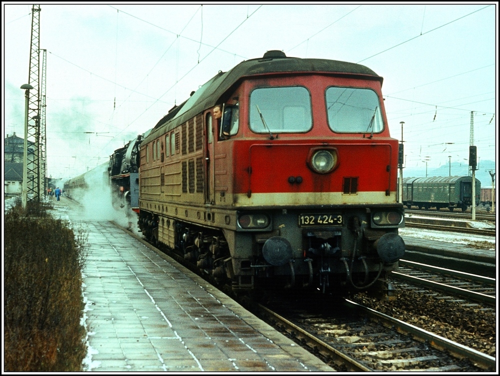 Am 26.01.1980 erhielt der D 504 von Saalfeld nach Halle (S) Hbf Dieselvorspann. Der Planlok 01 0533 wurde die 132 424-3 vorgespannt. Diese hatte einen Sonderzug nach Saalfeld gebracht und wurde dann vor dem D 504 nach Halle zurück überführt. Der Lokfüher der 01 0533, Ralf Göhl, nutze den Halt in Naumburg Hbf für dieses Foto.