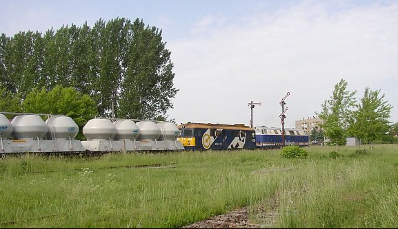 Am 26.05.2007 zieht die InfraLeuna GmbH 204 einen Zementleerzug durch Laucha nach Karsdorf. Als Wagenlok an zweiter Stelle läuft die CTL Logistics ST43-R 07 mit, die damals in Karsdorf repariert wurde. Sie ist eine ehemalige Lok der Karsdorfer Eisenbahngesellschaft. (Foto: Klaus Pollmächer)