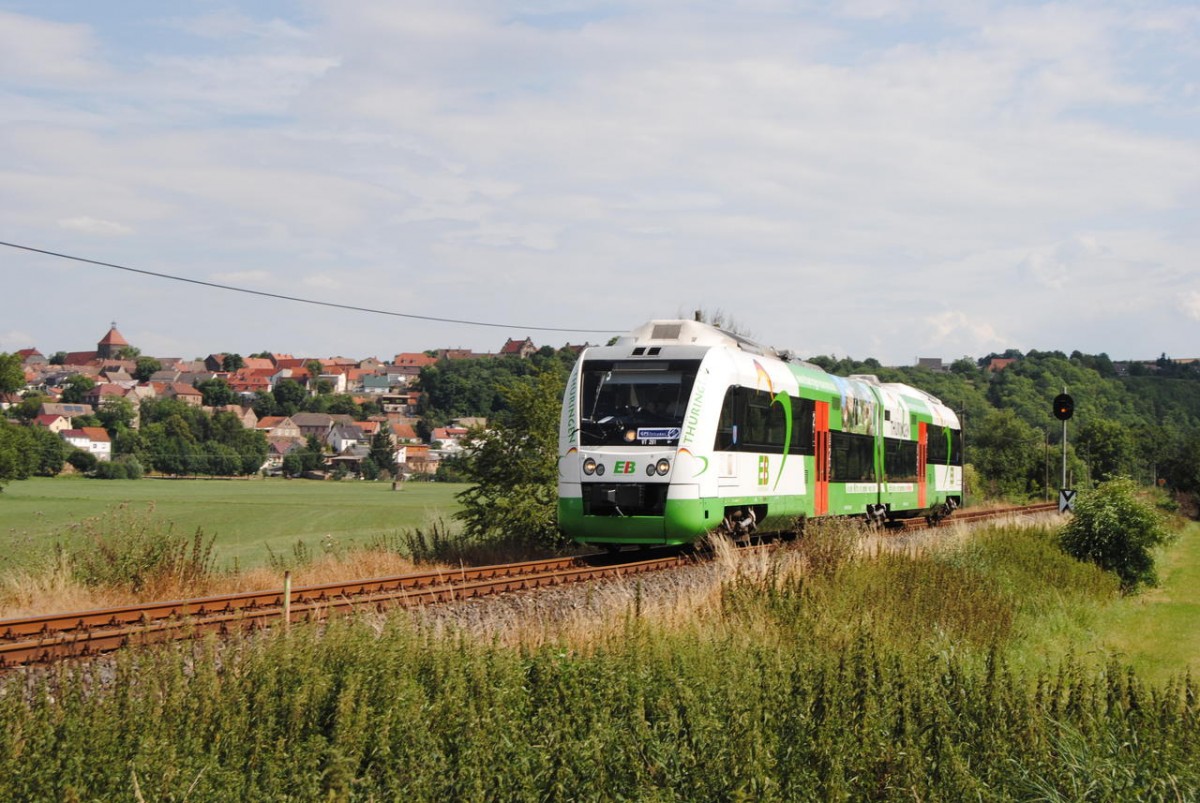 Am 26.07.2013 war der VT 201 der Erfurter Bahn als  DB Netz Videofahrt  auf der Unstrutbahn unterwegs und verkehrte dabei auch noch als planmäßige RB. Hier zusehen als RB 34833 (Wangen - Naumburg Ost) zwischen Nebra und Reinsdorf (b Nebra). (Foto: Dampflok015)