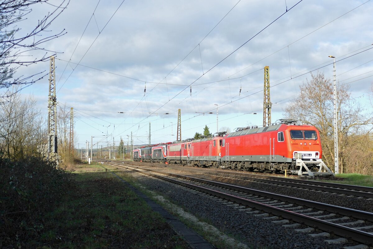 Am 27.03.2023, dem deutschlandweiten Streiktag, pausierte die EBS 156 004-4 mit weiteren Loks, in Naumburg (S) Hbf. (Foto: Wolfgang Krolop)