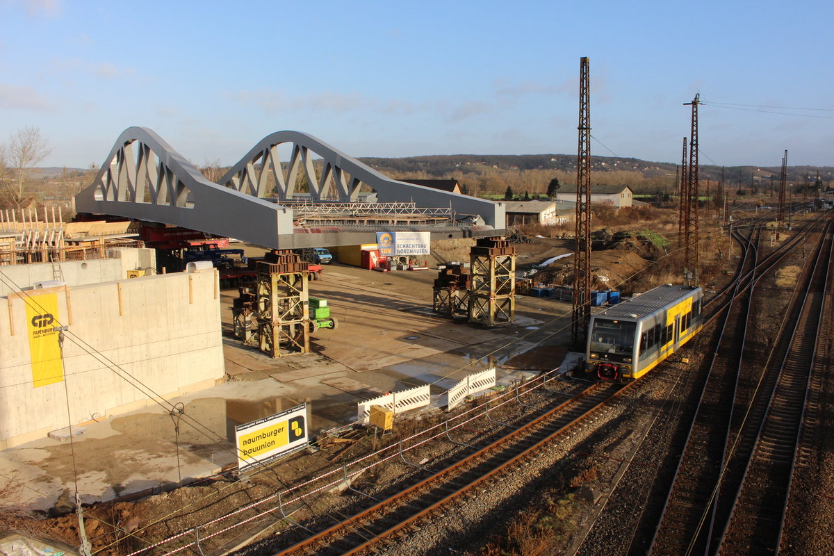 Am 27.12.2016 lag die neue Brücke der B180 bereits an der Stelle, wo einmal das Bw Naumburg stand. Burgenlandbahn 672 903 verlässt zeitgleich als RB 26872 (Naumburg Ost - Wangen den Naumburger Hauptbahnhof. (Foto: Jens-Peter Ruske)