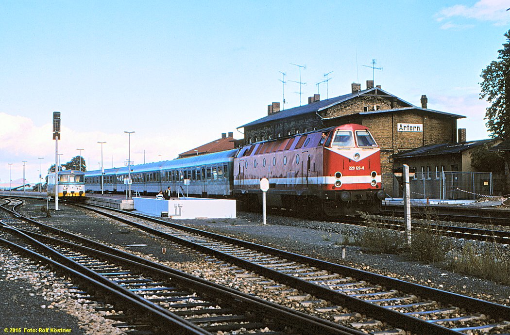 Am 28.09.1995 steht der KEG VT 2.13 als RB 15621 nach Naumburg (S) Hbf im Bahnhof Artern, während die DB 229 126 mit dem E 4987 (Magdeburg Hbf - Erfurt Hbf) Ausfahrt hat. (Foto: Rolf Köstner)