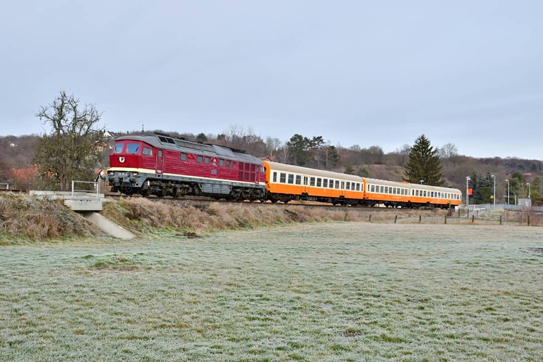 Am 30.01.2019 führte die EBS mehrere Fahrten auf der Unstrutbahn zwischen Karsdorf und Naumburg Hbf durch. Hier ist die 132 334-4 mit einem Lr in Roßbach unterwegs. 
(Foto: Holger Grunow)