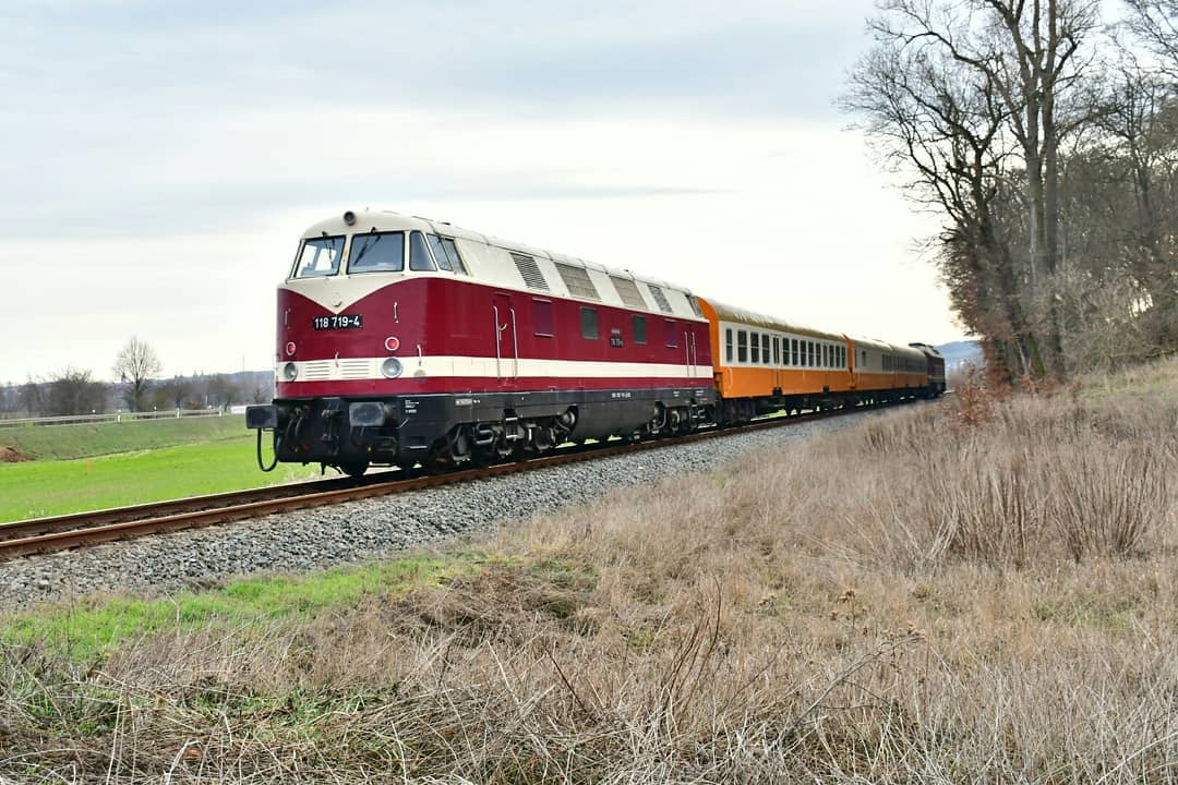 Am 30.01.2019 hing die EBS 118 719-4 am Zugschluss von einem Leerreisezug, der von der EBS 132 334-4 bei Kleinjena Richtung Naumburg (S) gezogen wurde. (Foto: Holger Grunow)