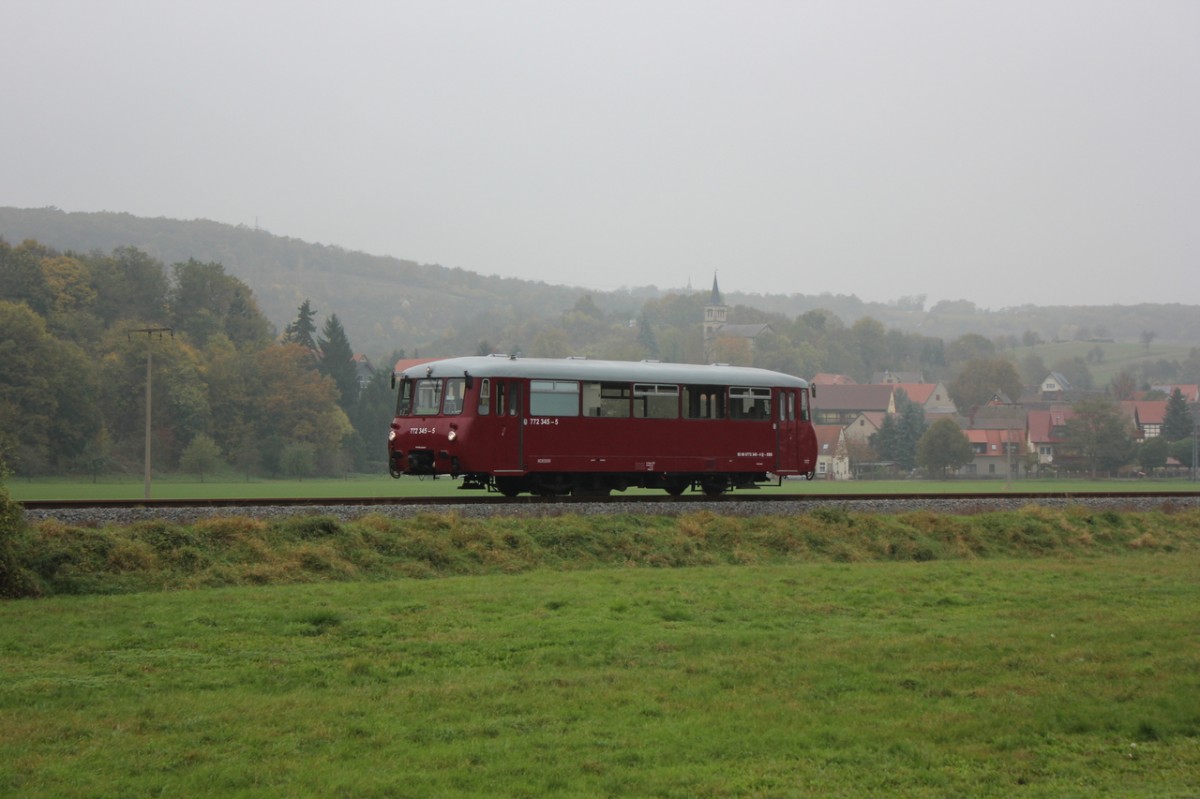 Am 30.10.2014 war EBS 772 345-5 als Tfzf von Karsdorf nach Gotha unterwegs. Dort fanden am 01.11. und 02.11. Sonderfahrten im Auftrag der IG Hirzbergbahn nach Emleben statt. Wolfgang Krolop fotografierte bei Kleinjena.