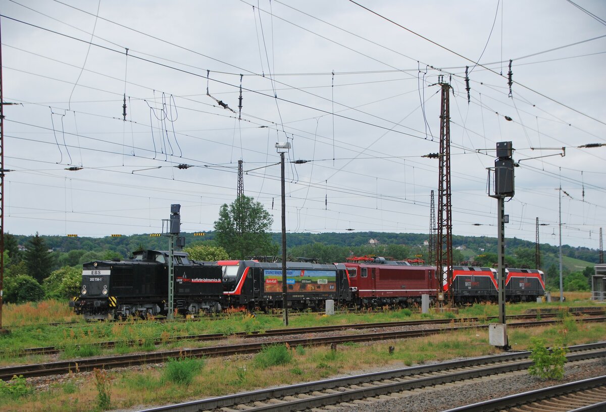 Am Nachmittag des 16.06.2023 zog die 202 738-1 der EBS Erfurter Bahnservice GmbH in Naumburg (S) Hbf die EBS 187 420 und die FWK Loks 155 195,143 056, 143 124 als Lokzug nach Karsdorf. (Foto: dampflok015)