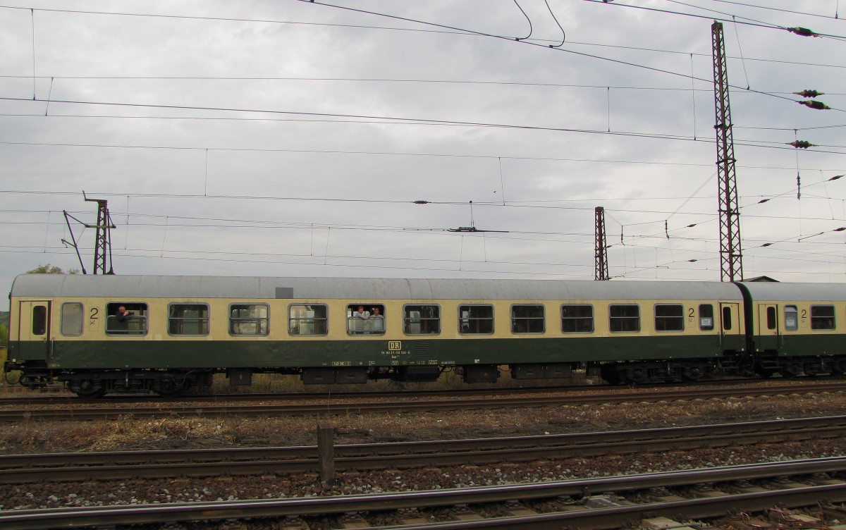 Am Zugende des  Rotkäppchen-Express II  aus Camburg hing der DR 51 80 21-50 146-6 Bom 280.1 von DB Regio Thüringen, hier zu sehen am 05.10.2013 in Naumburg (S) Hbf.