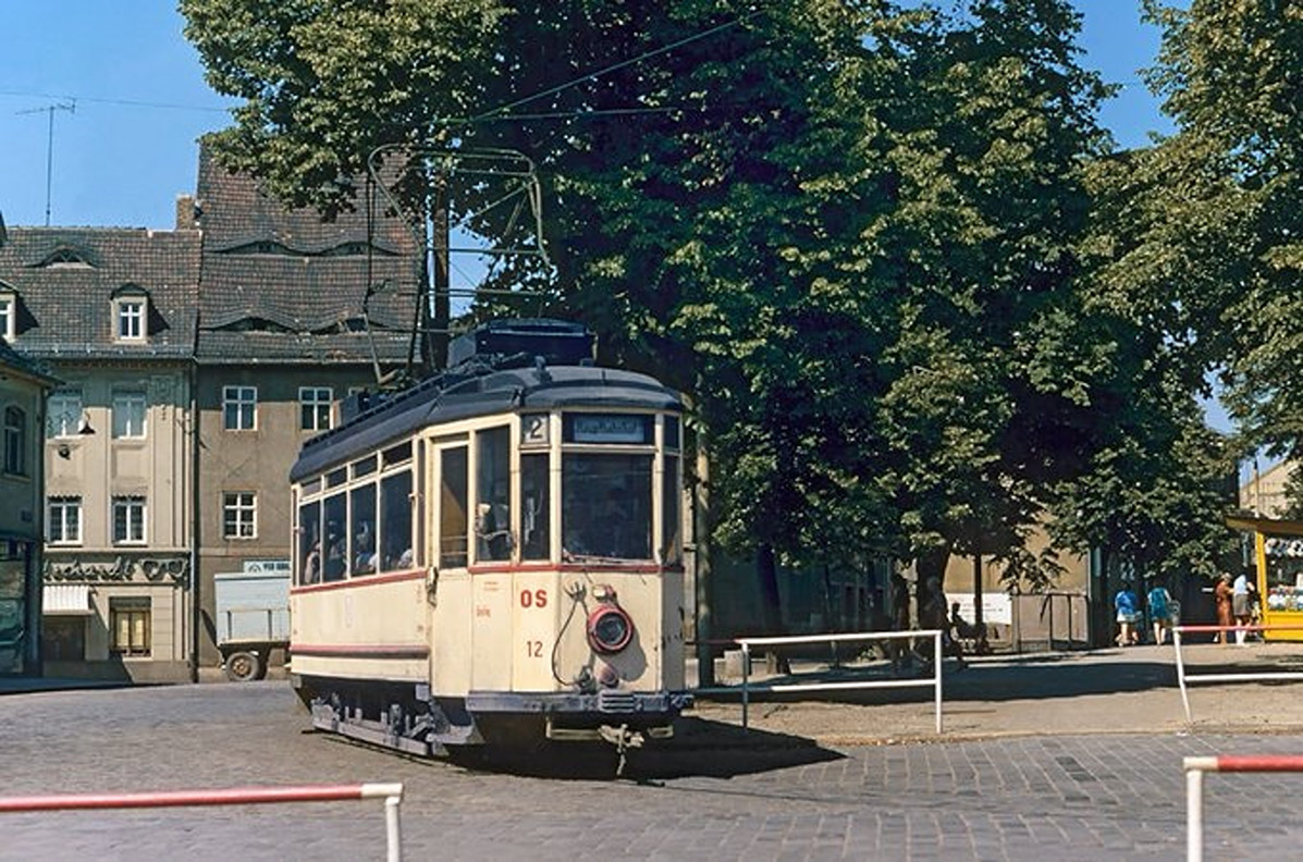 An einem Sommertag 1973 durchfährt der Wagen 12 der Naumburger Straßenbahn auf der Linie 2 den Naumburger Lindenring Richtung Hauptbahnhof. (Foto: biesdorfer83)