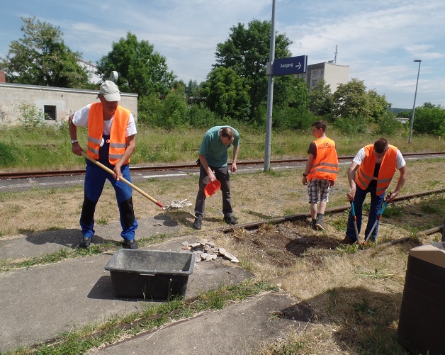 Arbeitseinsatz durch Mitglieder der IG Unstrutbahn e.V. am 06.06.2015 in Roleben. (Foto: Thomas Mller)