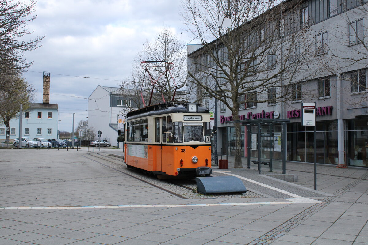 Auf dem leeren Bahnhofsvorplatz in Naumburg (S) Hbf steht am 03.04.2023 der Tw 38 der Straßenbahn Naumburg als Linie 4 zum Salztor.