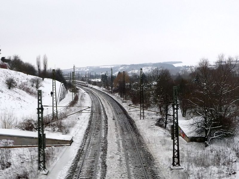 Auf dem Überführungsbauwerk der KBS 551 nach Teuchern und Zeitz, am 15.01.2010 in Naumburg, mit Blick auf die Gleise der Thüringer Bahn. (Foto: Ralf Kuke)