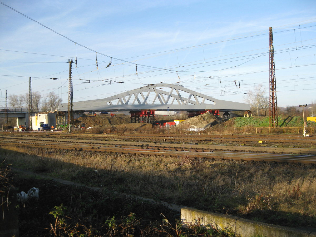 Auf diesem Bild sieht man die neuen Brücke für die B180 noch vor ihrem Einschub über die Gleisanlagen in Naumburg Hbf auf der Roßbacher Seite, am 28.12.2016. (Foto: Hans-Grau)