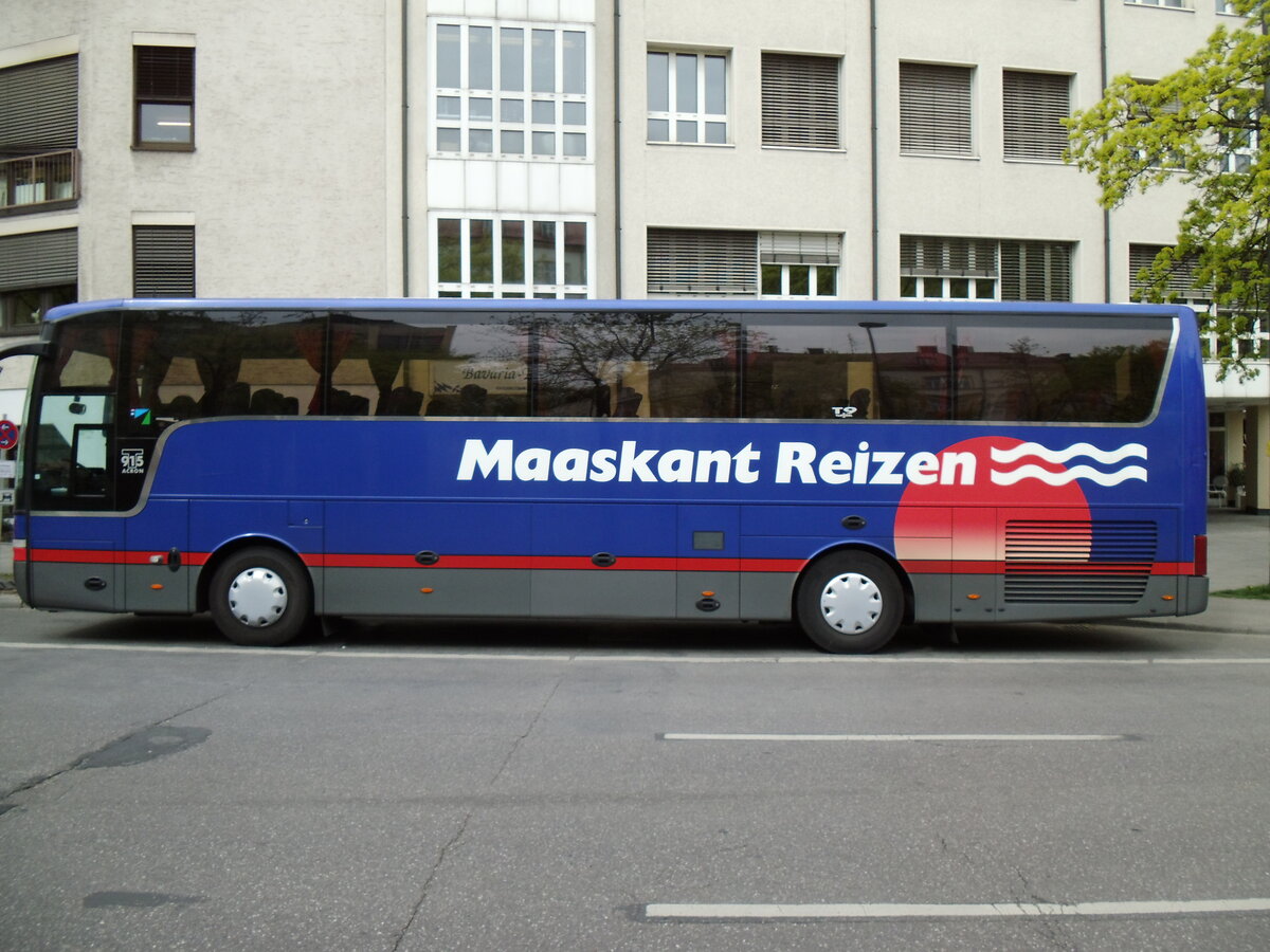 Aus Holland: Maaskant, Lith - Van Hool T 915 Acron am 4. April 2014 in Mnchen (Aufnahme: Martin Beyer)