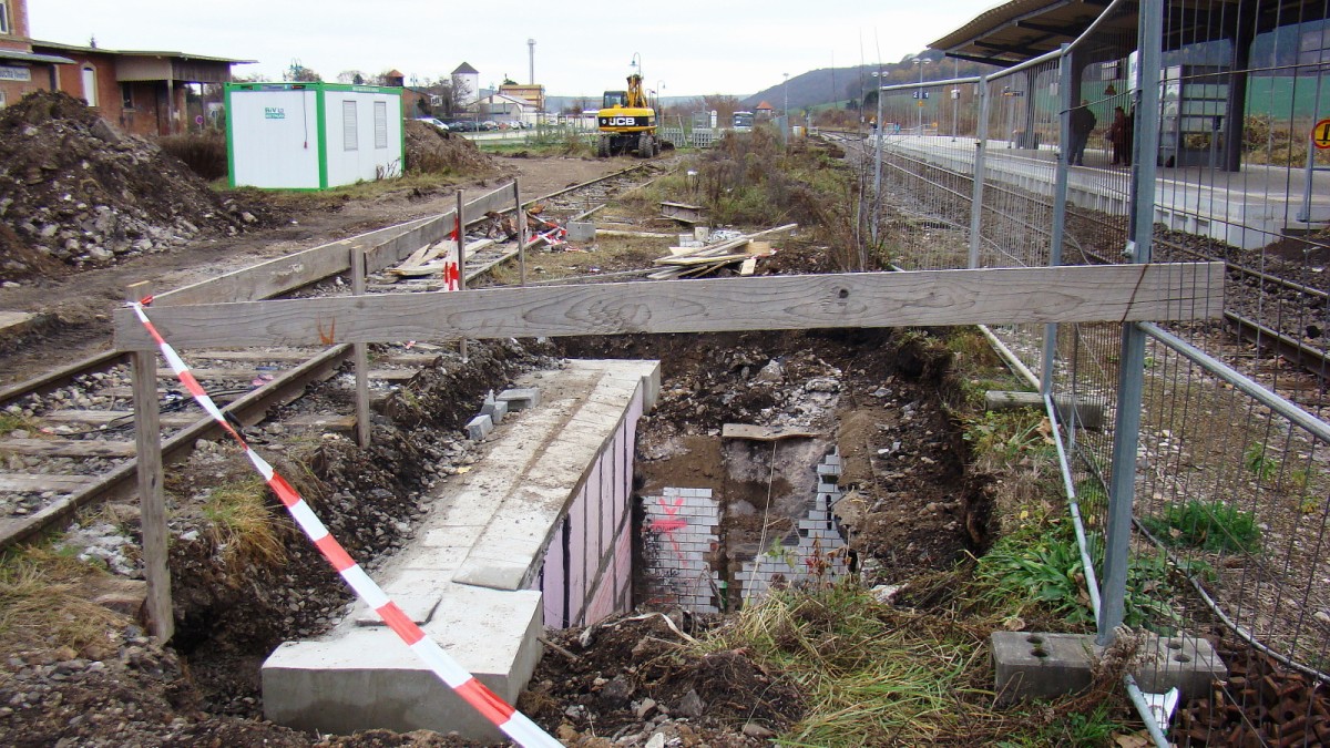 Bauarbeiten am 12.11.2015 im Lauchaer Bahnhof. Im Rahmen der Sanierung wurde leider auch die einzige Bahnhofsunterführung an der Unstrutbahn teilweise zugeschüttet. Diese ist somit nicht mehr begehbar. (Foto: Günther Göbel)